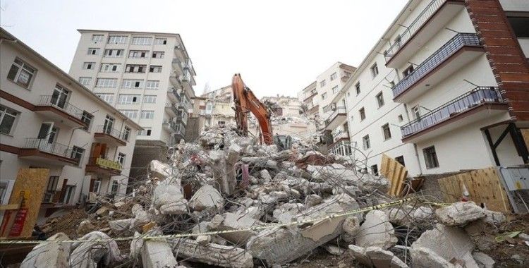 Çökme riski bulunan Açelya Apartmanı'nın çevresindeki yıkım çalışmaları bayrama kadar tamamlanacak
