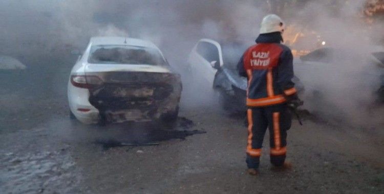 Elazığ'da park halindeki 3 araç yandı
