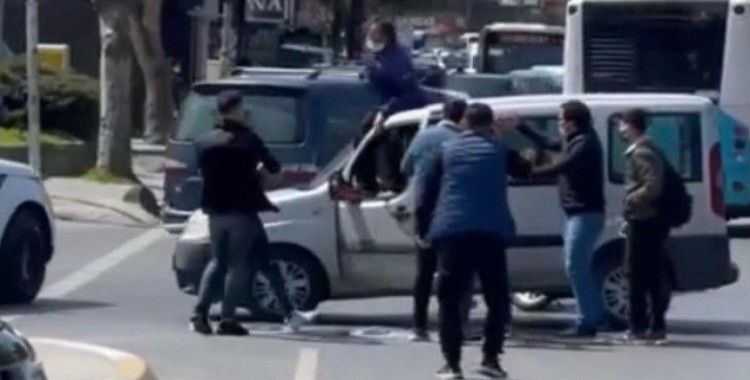 Çekmeköy’de trafik kavgası: Tekmeler, yumruklar havada uçuştu
