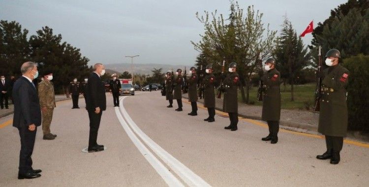 Cumhurbaşkanı Erdoğan, askerlerle iftar yaptı