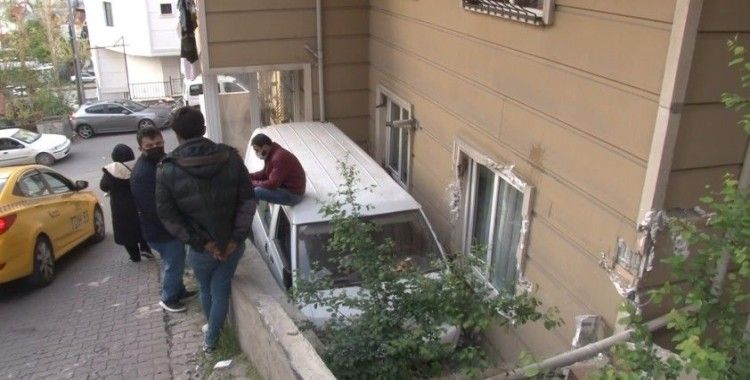 Maltepe'de freni tutmayan minibüs apartman bahçesine uçtu