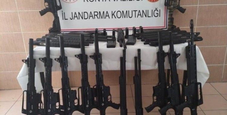 Konya'da jandarmadan kaçmak isteyen araçta ruhsatsız 45 tüfek ele geçirildi