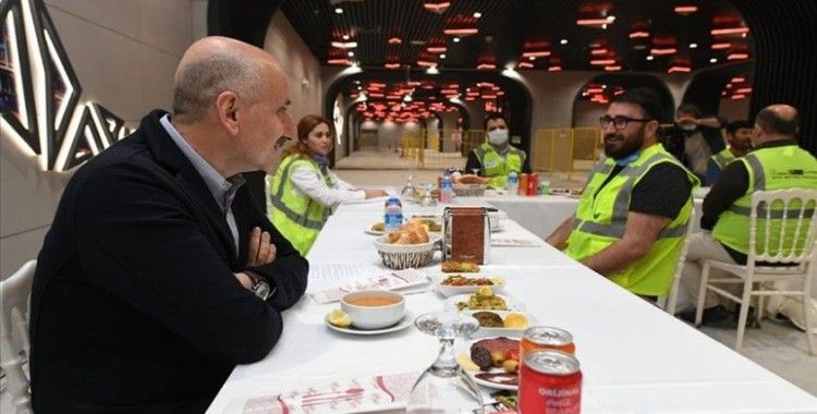 Bakan Karaismailoğlu, yıl sonunda açılacak Havalimanı metrosu Göktürk istasyonunda işçilerle iftar yaptı