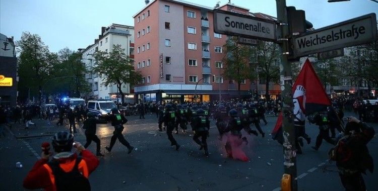 Berlin'deki 1 Mayıs gösterilerinde en az 93 polis yaralandı, 354 kişi gözaltına alındı