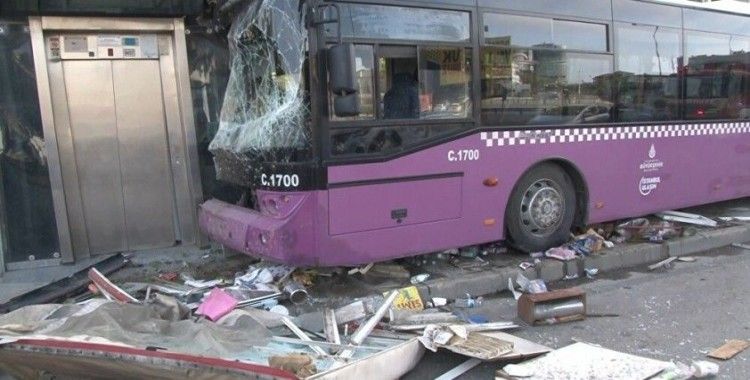 Kadıköy'de otobüs büfeye çarparak durabildi: Kazada 1 kişi yaralandı