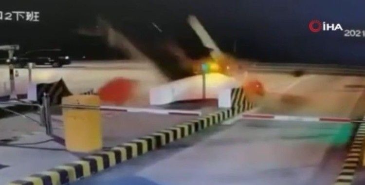 Çin'de gişelere çarpan araç havada takla attı