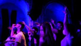 İspanya da koronavirüs pasaportunu deniyor: 200'ü aşkın kişi gece kulübünde eğlendi