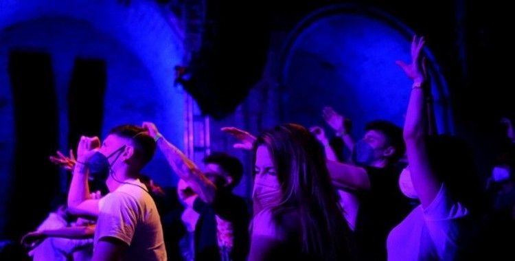 İspanya da koronavirüs pasaportunu deniyor: 200'ü aşkın kişi gece kulübünde eğlendi