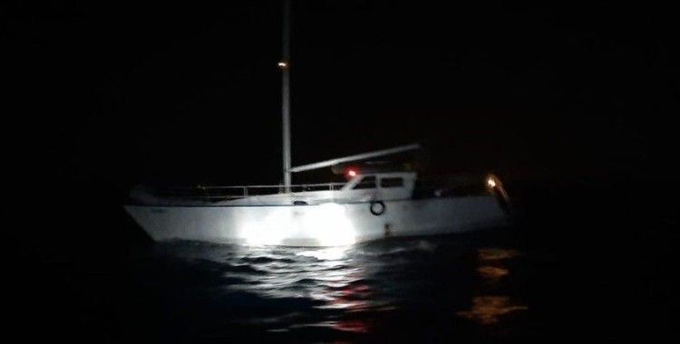 İzmir açıklarında 62 göçmen ve 2 göçmen kaçakçısı yakalandı