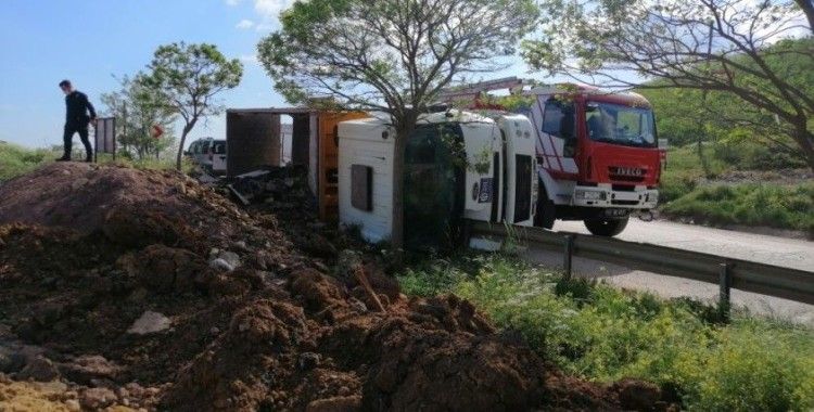 Hafriyat yüklü belediye kamyonu devrildi: 1 yaralı
