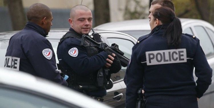 Fransa'da yasa dışı partiye katılan 2 gence polis şiddeti
