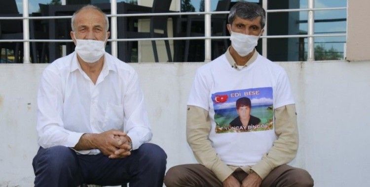 Evlat nöbetindeki baba, HDP'yi 'Vampire' benzeterek çocuğunu istedi