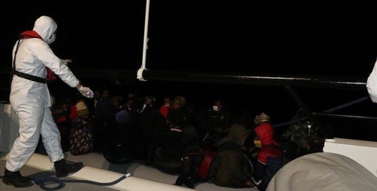 Balıkesir açıklarında Türk kara sularına itilen 39 düzensiz göçmen kurtarıldı