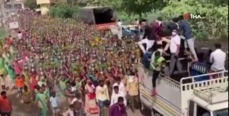 Hindistan’da yüzlerce kadın dini tören için Covid-19’u hiçe saydı