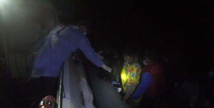 Balıkesir açıklarında Türk kara sularına itilen 30 düzensiz göçmen kurtarıldı