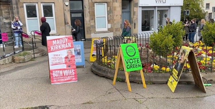 İskoçlar 'kritik' parlamento seçimi için sandığa gitti