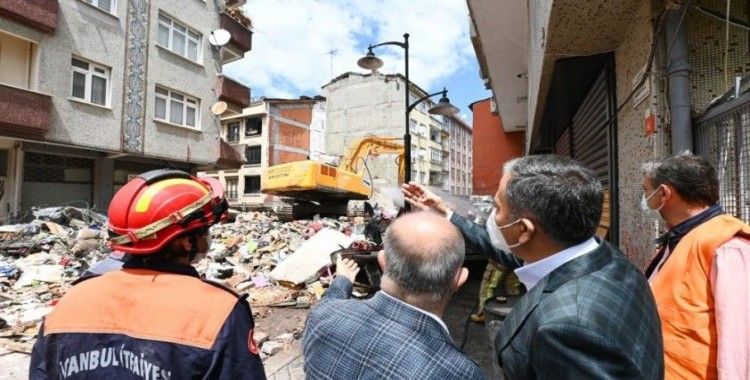 İstanbul Valisi Ali Yerlikaya, çöken 5 katlı binada incelemelerde bulundu