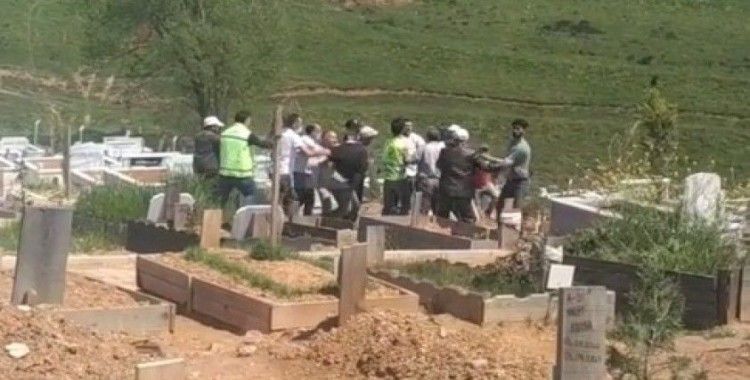 İşçiler mezarlıkta birbirine girdi: O anlar kamerada