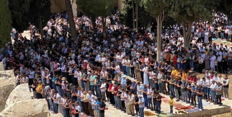 Mescid-i Aksa’da Ramazan ayının son cuma namazı 70 bin kişiyle kılındı
