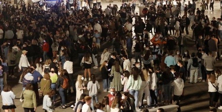 İspanya’da Covid-19 OHAL’inin sona ermesi sokak partileriyle kutlandı