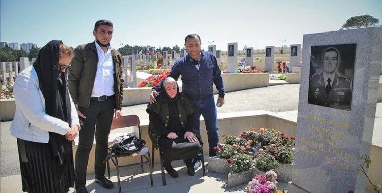 Azerbaycan'ın kahramanlarından şehit Tümgeneral Heşimov'un annesi Anneler Günü'nü oğlunun mezarı başında geçirdi