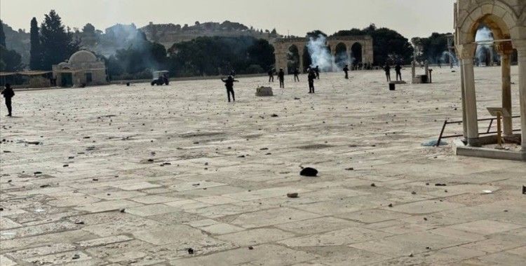 Filistin Kızılayı: İsrail polisi Mescid-i Aksa'daki müdahalesinde 180'den fazla kişiyi yaralandı