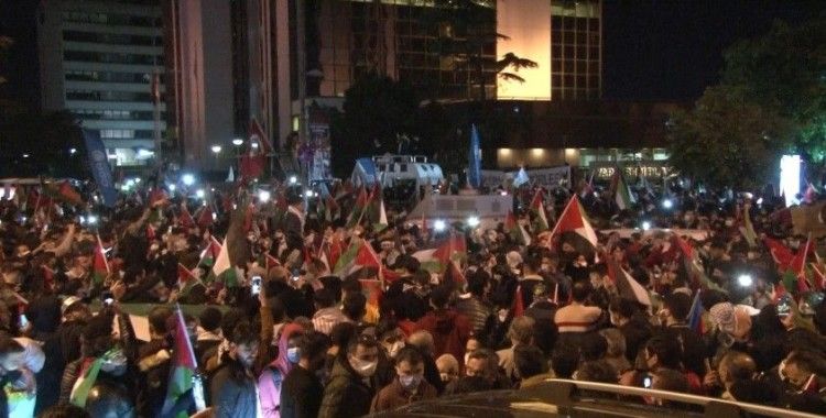 İstanbul’da vatandaşlar İsrail’i protesto için konsolosluk önüne geldi