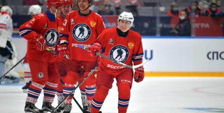 Putin, Buz Hokeyi maçında 8 sayı birden atarak şov yaptı
