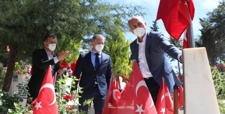 Adalet Bakanı Gül, bir ay önce ölen annesinin mezarını ziyaret etti
