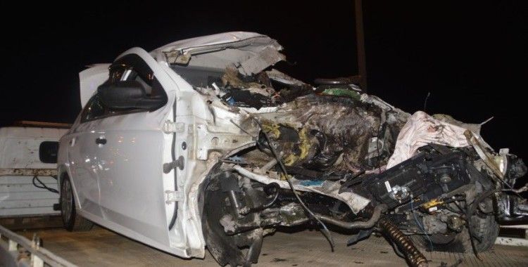 TEM Otoyolunda bariyerlere saplanan otomobil sürücüsü hayatını kaybetti