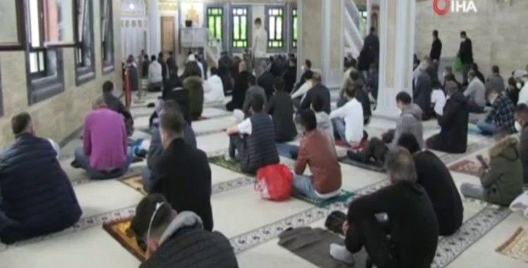 Almanya’da Müslümanlar bayram namazı için camilere akın etti