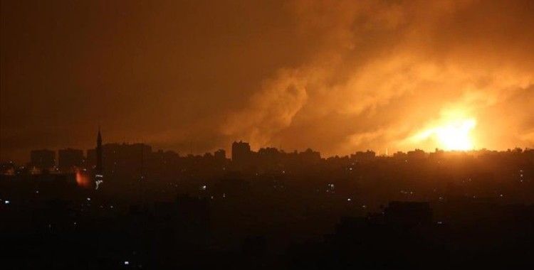 İsrail ordusu Gazze Şeridi'ni kara, hava ve denizden yoğun şekilde bombaladı