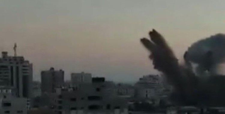 İsrail, Gazze’de medya ofislerinin bulunduğu 12 katlı binayı vurdu
