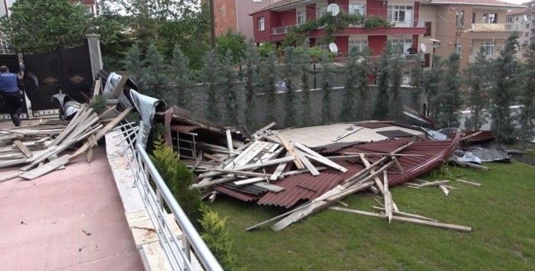 Kırıkkale’de ’toz fırtınası’ etkili oldu: Çatılar uçtu, ağaçlar kökünden söküldü