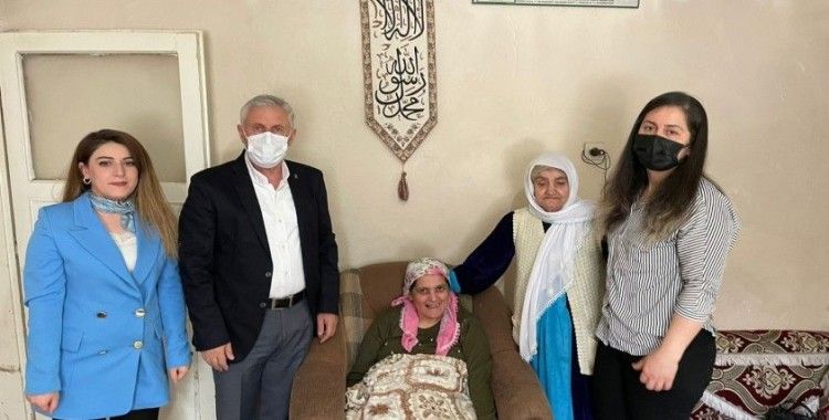 Başkan Özbek’ten yılın annesine ziyaret