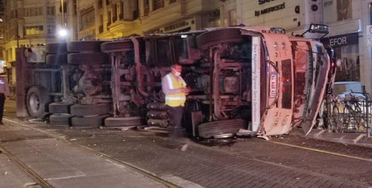 Sürücüsünün hakimiyetini kaybettiği kamyon demir korkuluklara çarparak tramvay yoluna devrildi