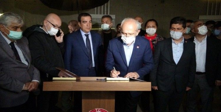 Kılıçdaroğlu, 9. Cumhurbaşkanı Demirel’in anıt mezarına çiçek bırakıp dua etti
