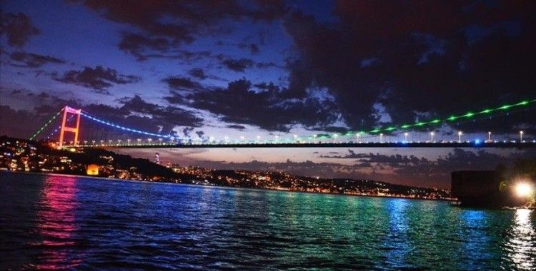 İstanbul'un köprüleri Azerbaycan bayrağının renklerine büründü
