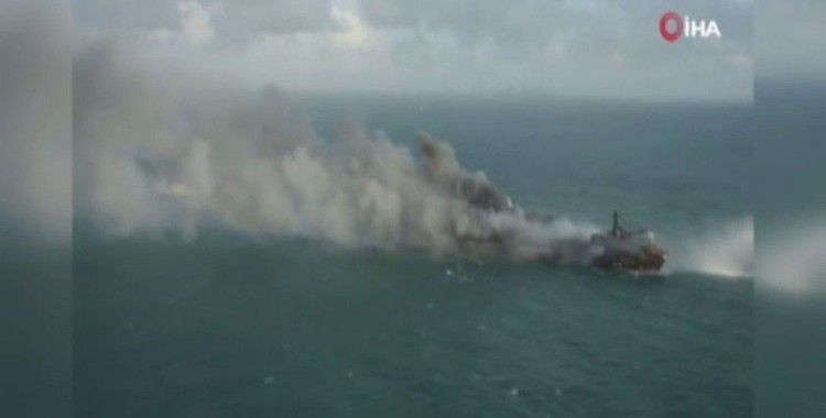 Sri Lanka’da yanan gemiden kopan parçalar sahile vurdu