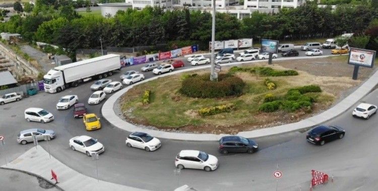 Kuyumcukent'te İBB'nin yaptığı kavşak çalışması trafiği kilitledi