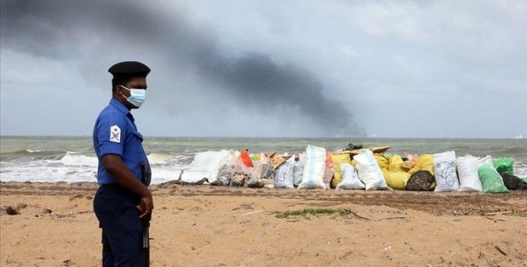 Sri Lanka'da günlerce yandıktan sonra batmaya başlayan yük gemisinin çevre felaketine yol açmasından korkuluyor