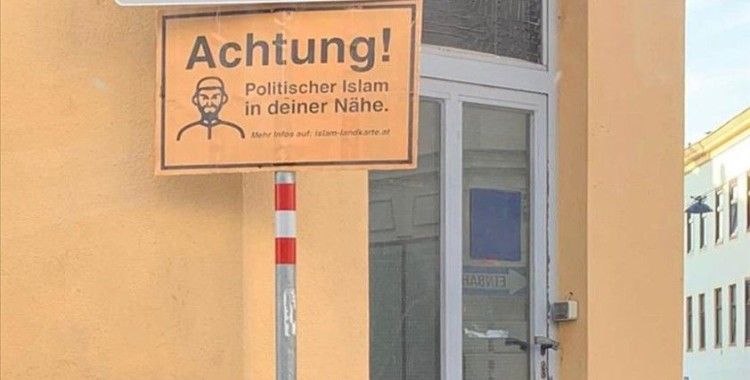 Müslümanların 'dijital harita'yla fişlendiği Avusturya'da camilere ırkçı levhalar asıldı
