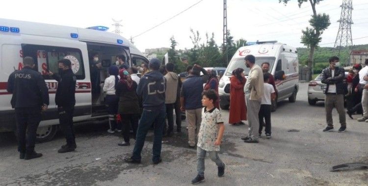 Arnavutköy'de freni boşalan minibüs inşaat iskelesine çarptı: 3 yaralı