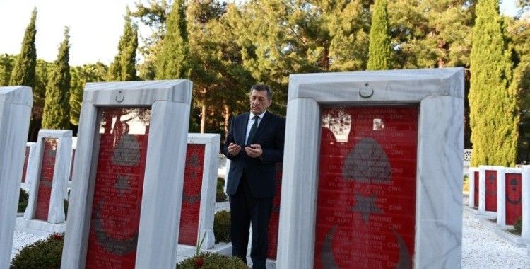 Milli Eğitim Bakanı Selçuk, Çanakkale Şehitler Abidesi'ni ziyaret etti