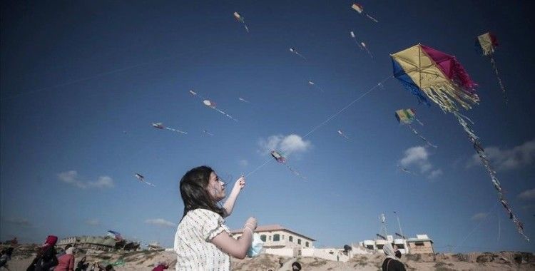 Gazze'de çocuklar uçurtma uçurarak İsrail saldırılarının psikolojik etkilerinden kurtulmaya çalıştı
