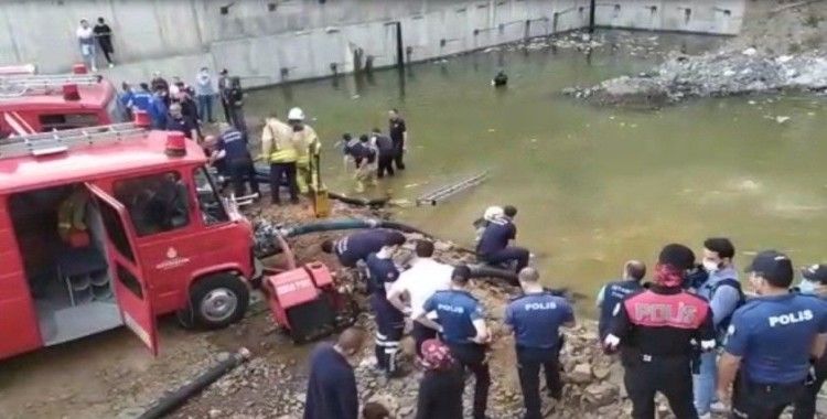 Kağıthane'de feci olay: İnşaattaki gölette boğulma tehlikesi geçiren çocuğu dalgıçlar kurtardı