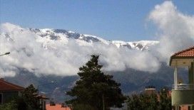 Erzincan'daki Esence ve Munzur dağları haziranda beyaza büründü