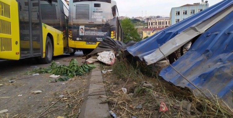 Kağıthane’de freni boşalan İETT otobüsü metro inşaatına daldı
