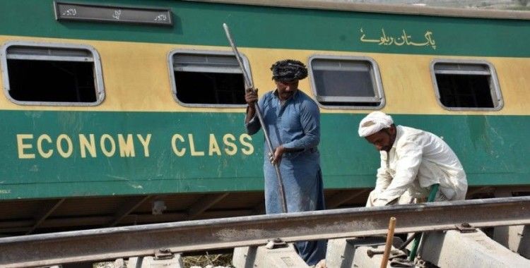 Pakistan'da iki yolcu treni çarpıştı: 30 ölü, 50 yaralı