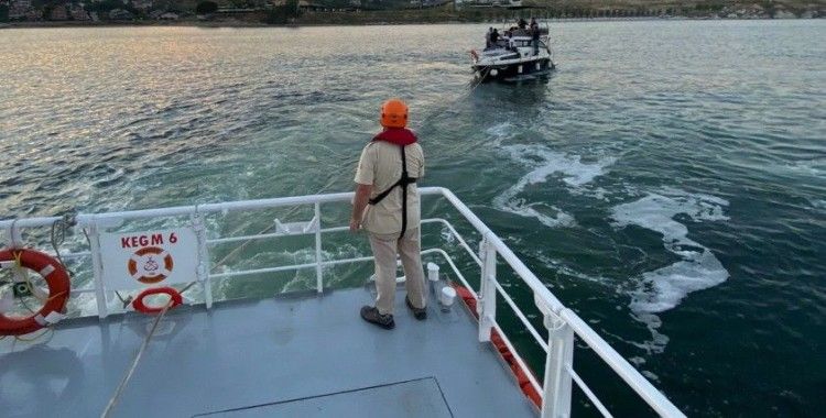 Ambarlı önlerinde sürüklenen tekne Kıyı Emniyeti tarafından kurtarıldı